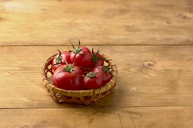 籠の中のミニトマトの写真
