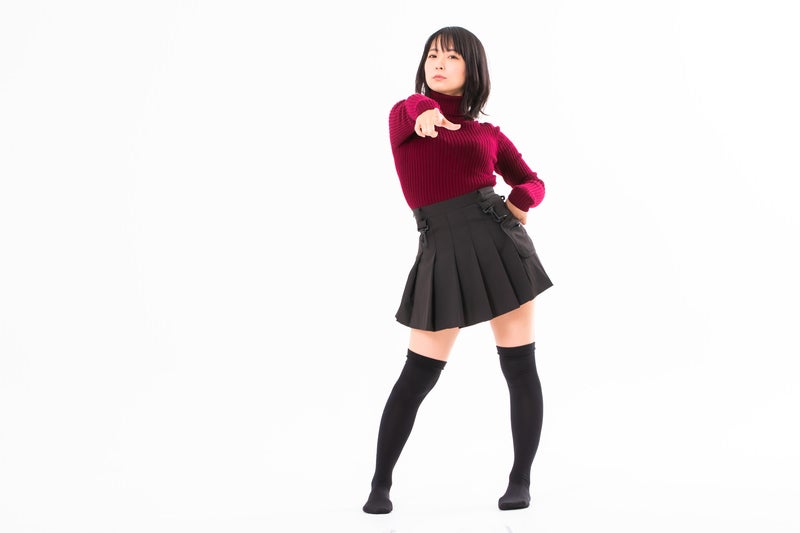 指を差して犯人を特定する女性の写真