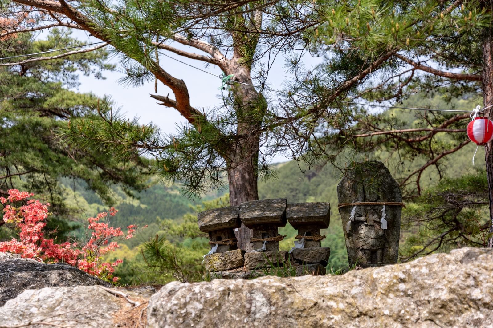 「武石公園の石像と祠」の写真