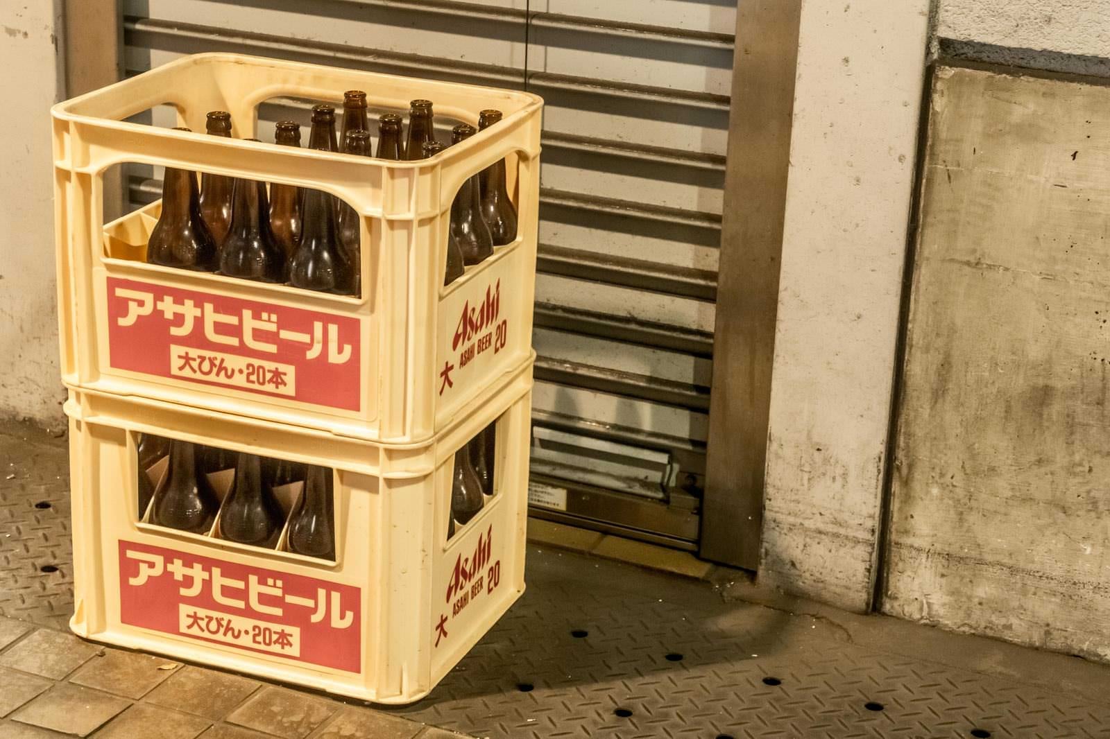 「店先の空き瓶ビール」の写真