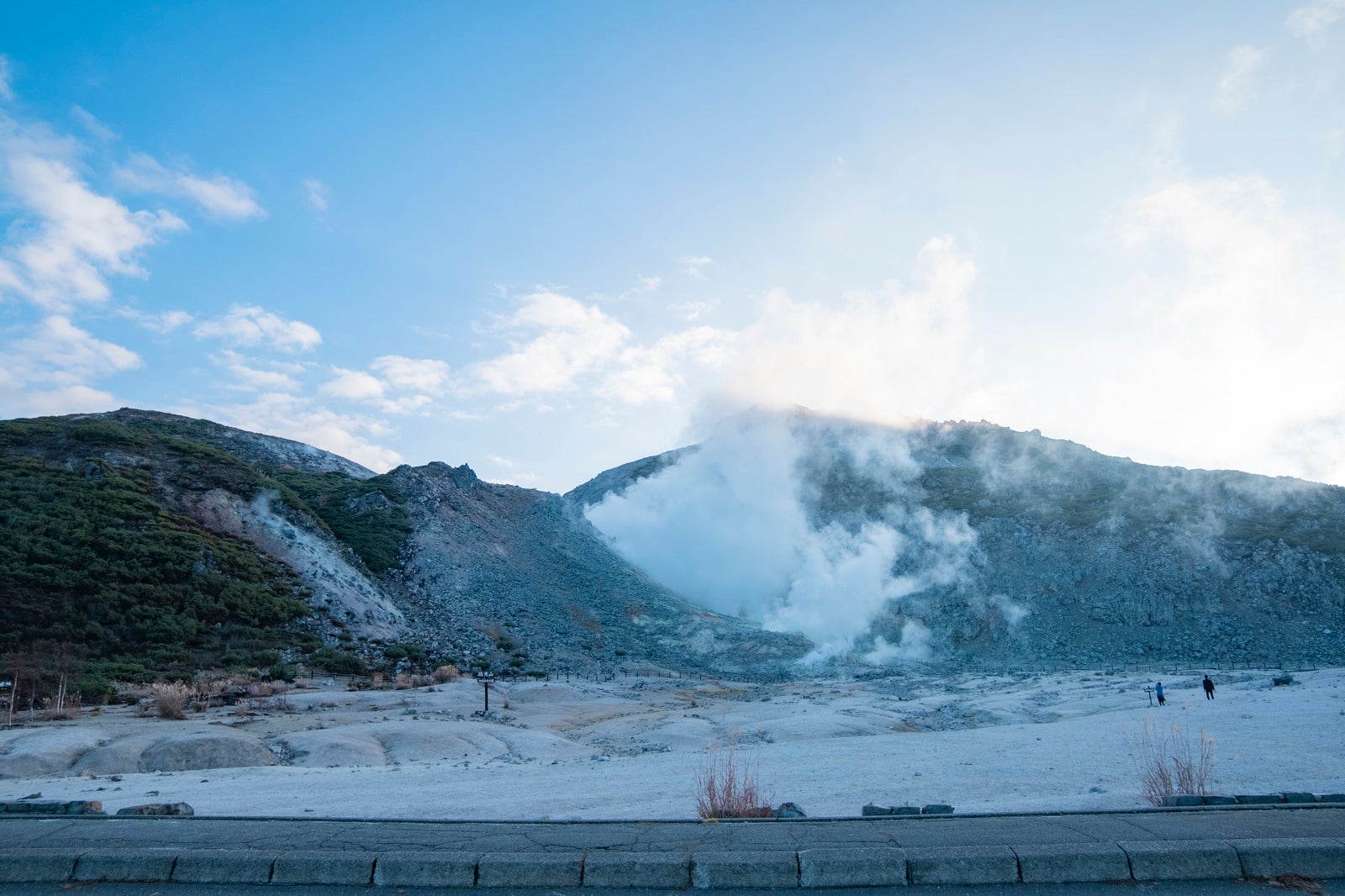 「北海道・晴れ渡る空と硫黄山」の写真