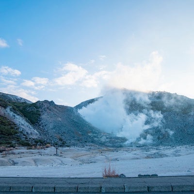 北海道・晴れ渡る空と硫黄山の写真