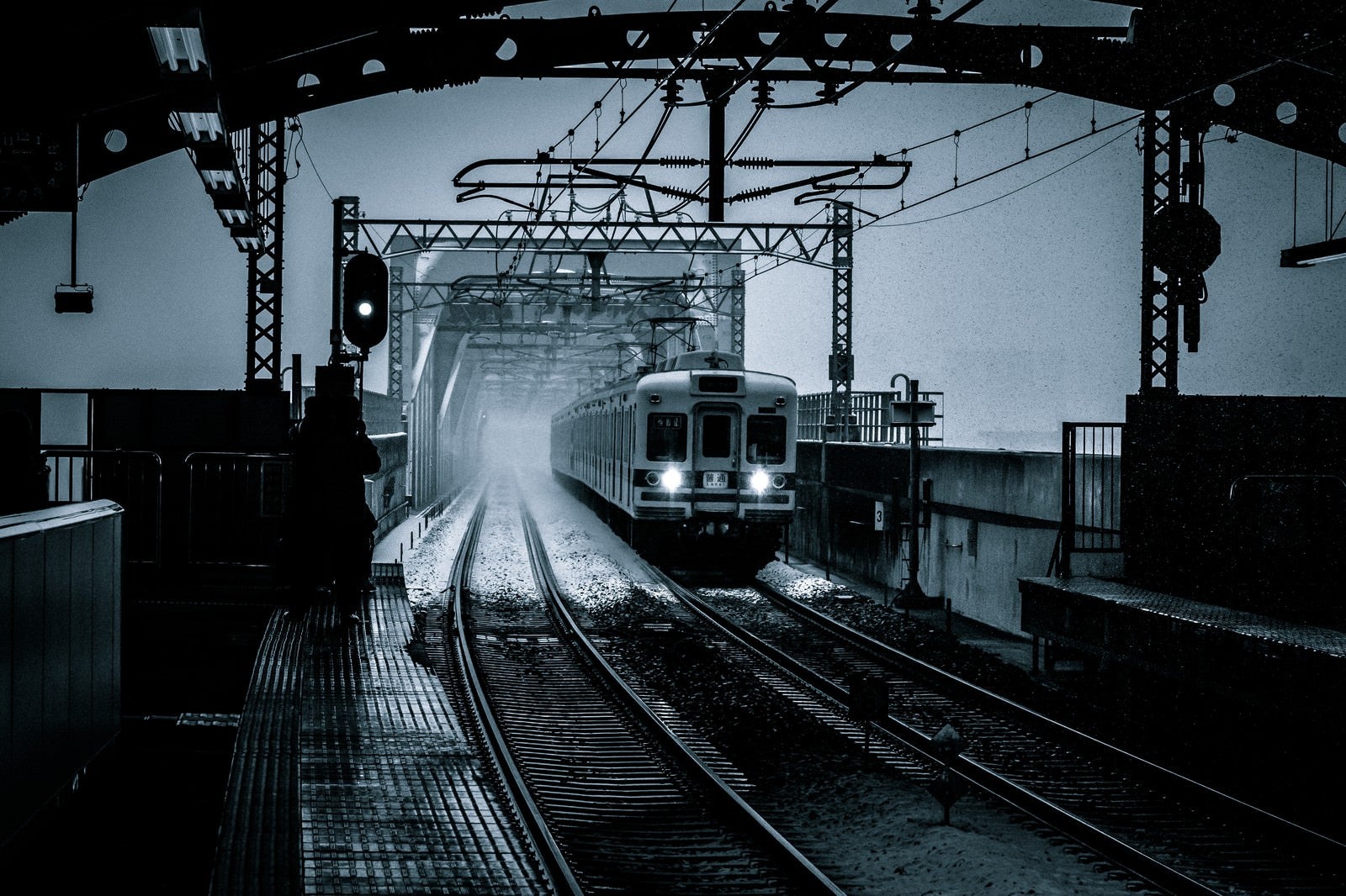 「雪の中、電車が到着する」の写真