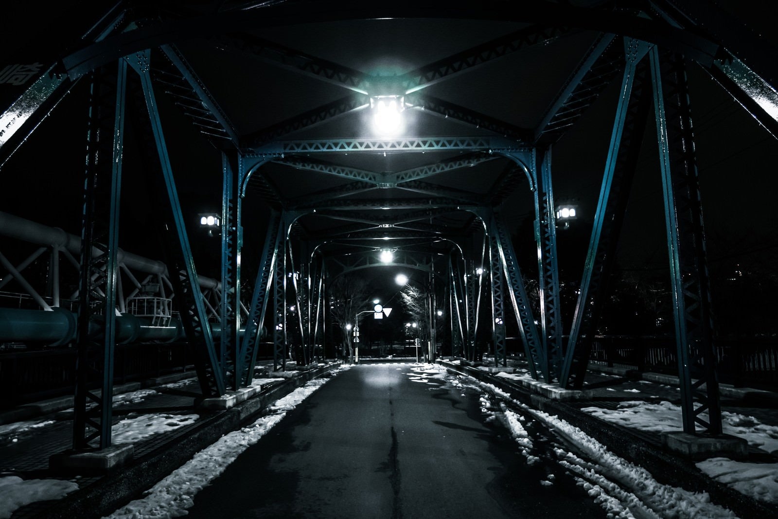 「雪が残る鉄橋」の写真