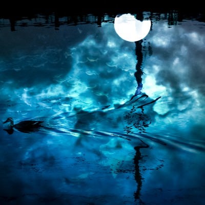 湖面の満月（フォトモンタージュ）の写真