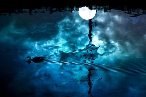 湖面の満月（フォトモンタージュ）の写真