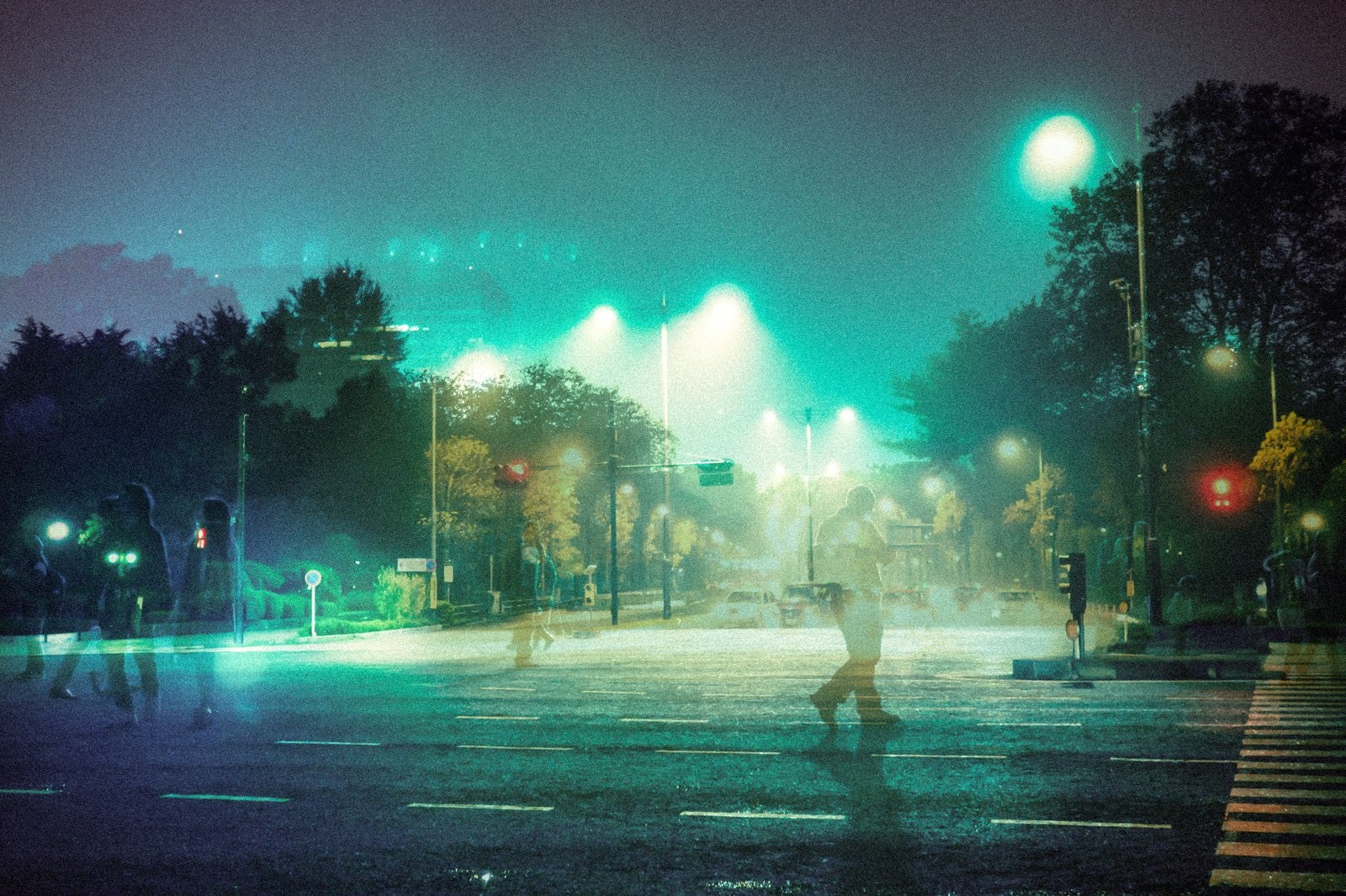 「徘徊する人と深夜の街（フォトモンタージュ）」の写真