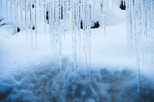 横一線に並んだ氷柱の写真