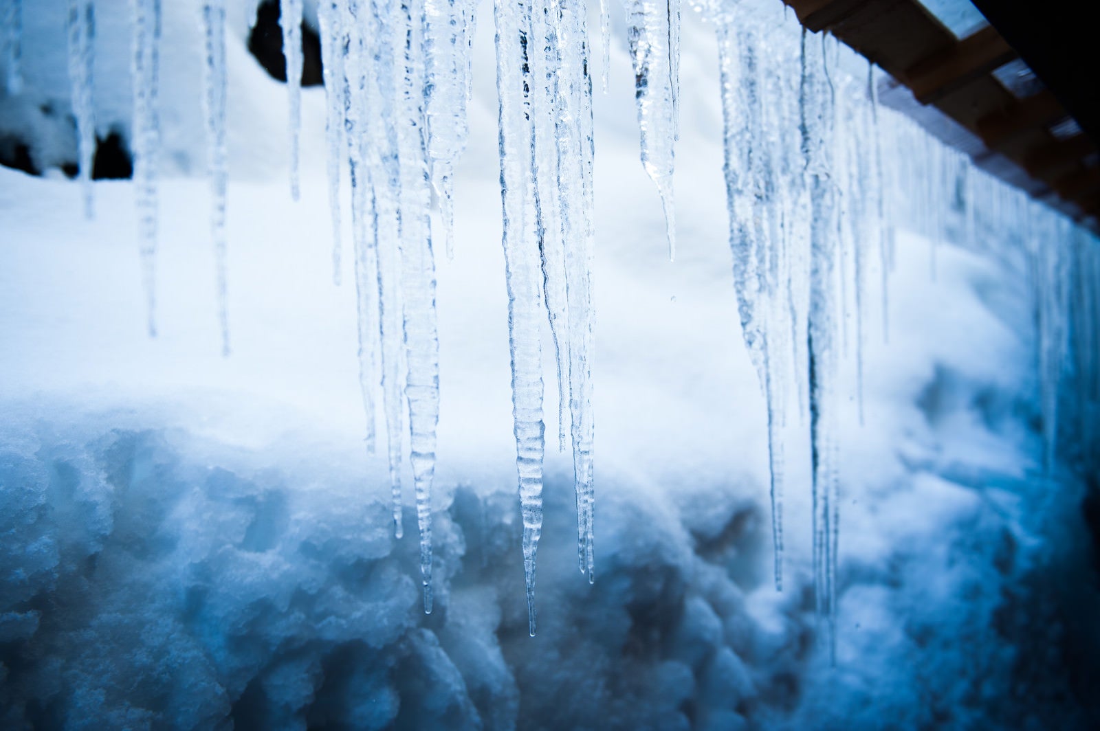 「軒下に付いた氷柱」の写真