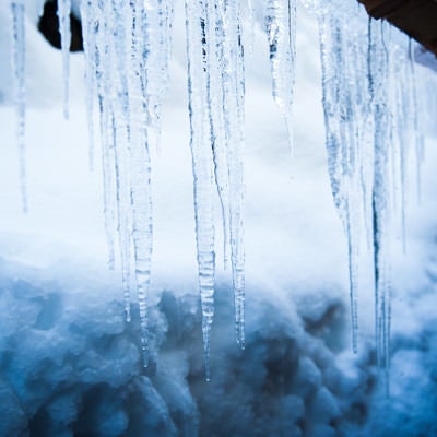 軒下に付いた氷柱の写真