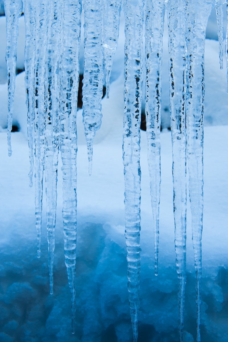 「長く伸びた透明度の高い氷柱」の写真