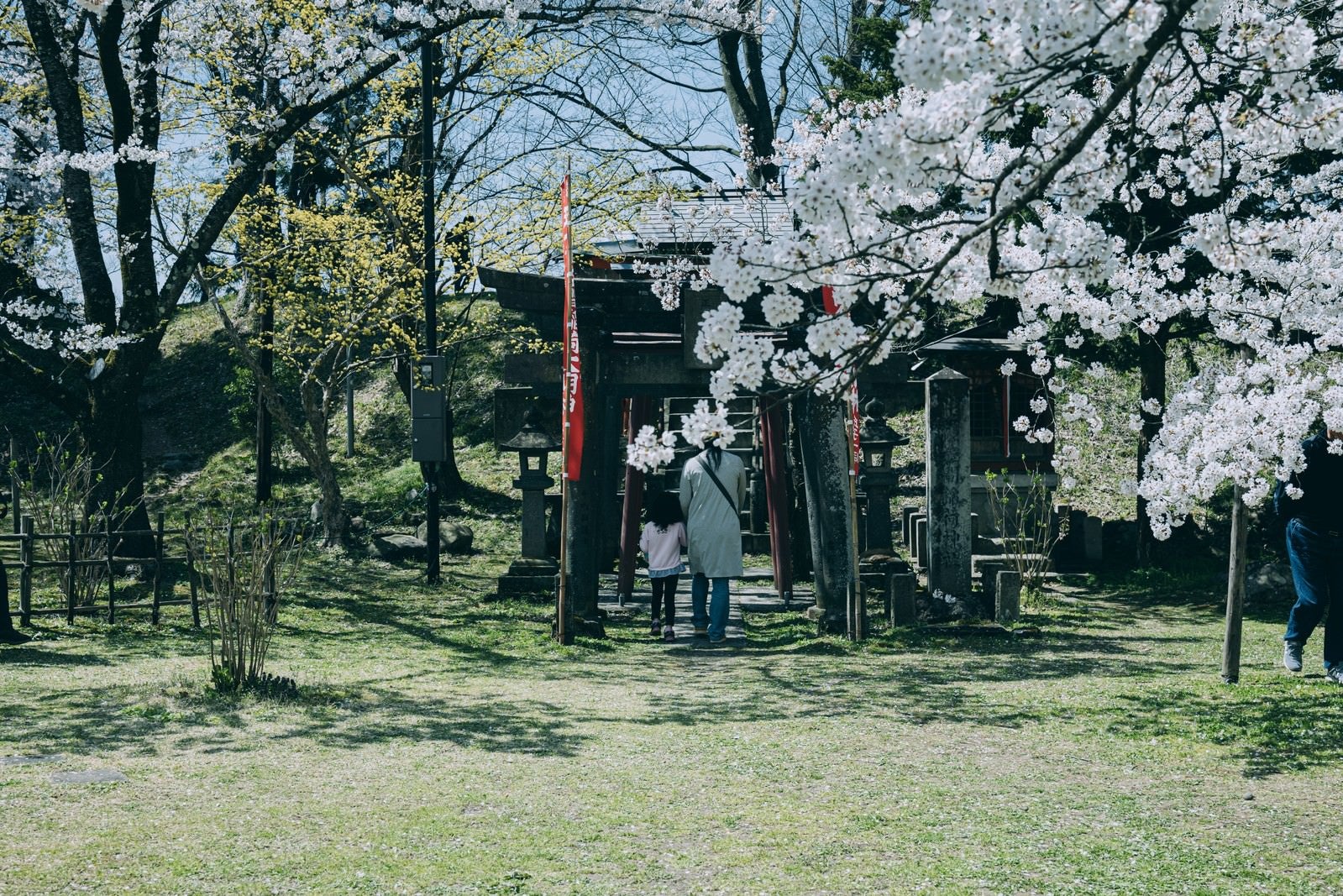 「鶴ヶ城稲成神社に参拝に来た親子（福島県会津若松市）」の写真