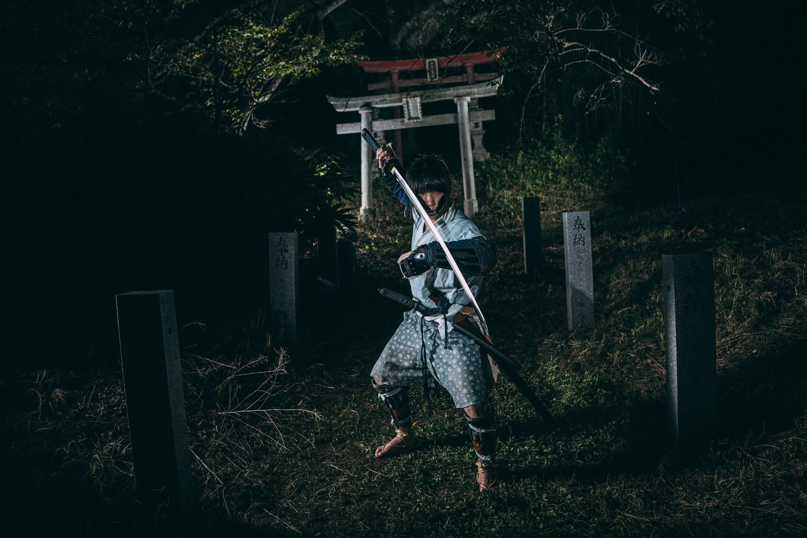 「子授け櫻の鳥居と刀を構えた野盗」の写真［モデル：まーこ］
