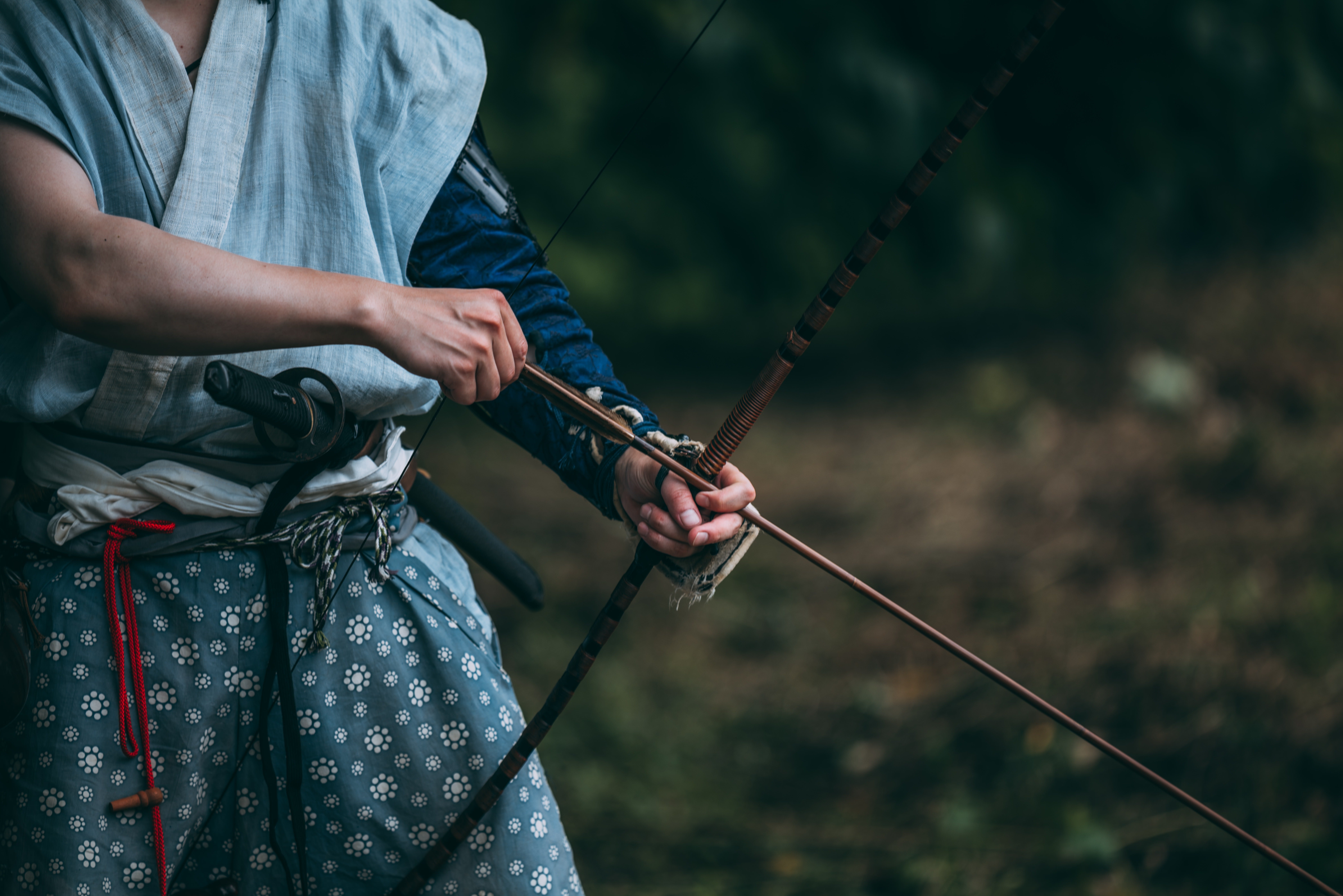 大弓を引く山賊の手元の無料の写真素材 - ID.82127｜フリー素材 ぱくたそ