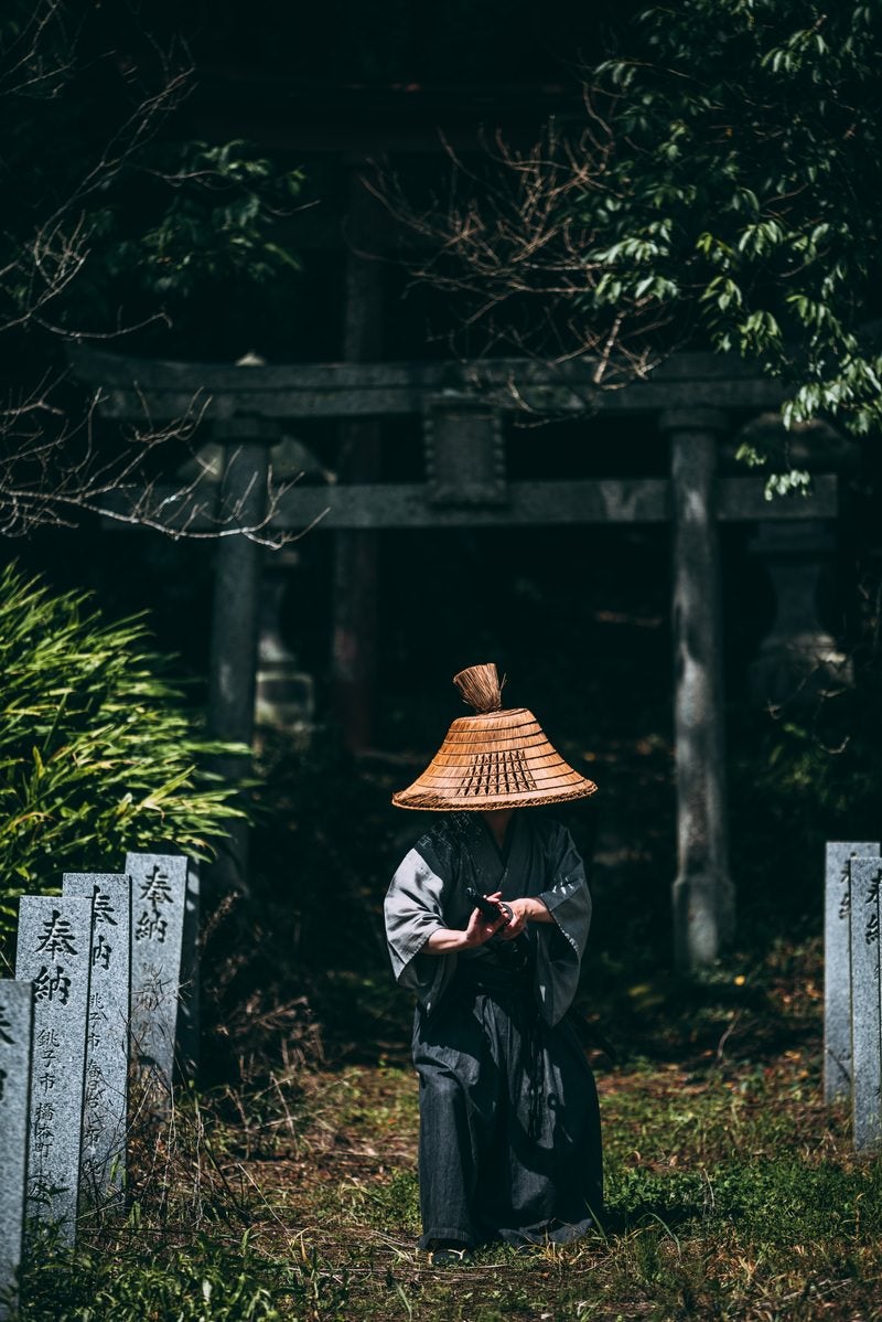 「大和田稲荷神社前で刀に手をかける用心棒」の写真［モデル：まーこ］
