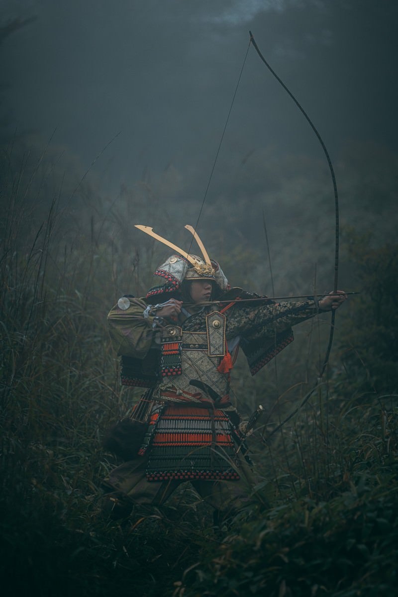 「霧の中で大弓を引く武士」の写真［モデル：まーこ］