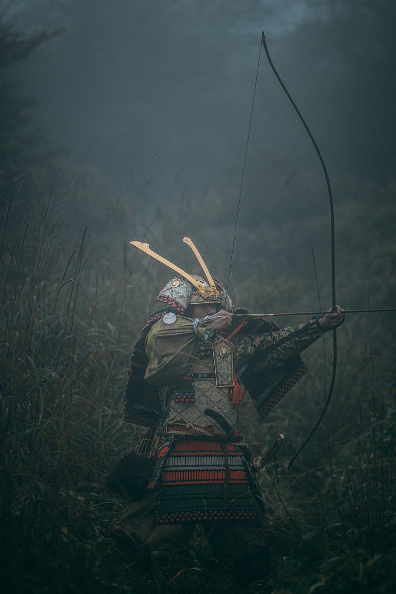 「藪の中で大弓を引く武士」の写真［モデル：まーこ］