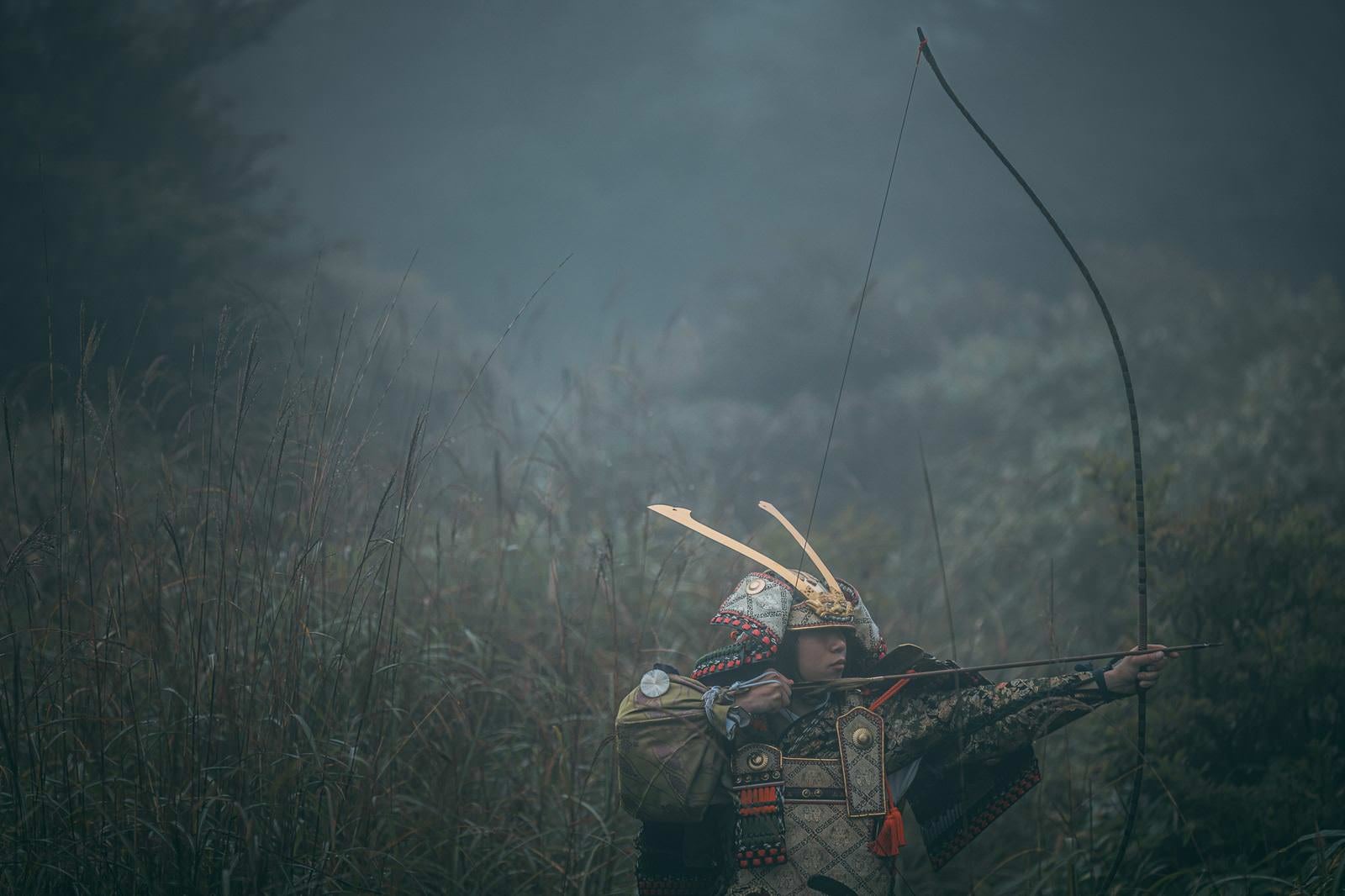 「霧に紛れて大弓を引く武将」の写真［モデル：まーこ］