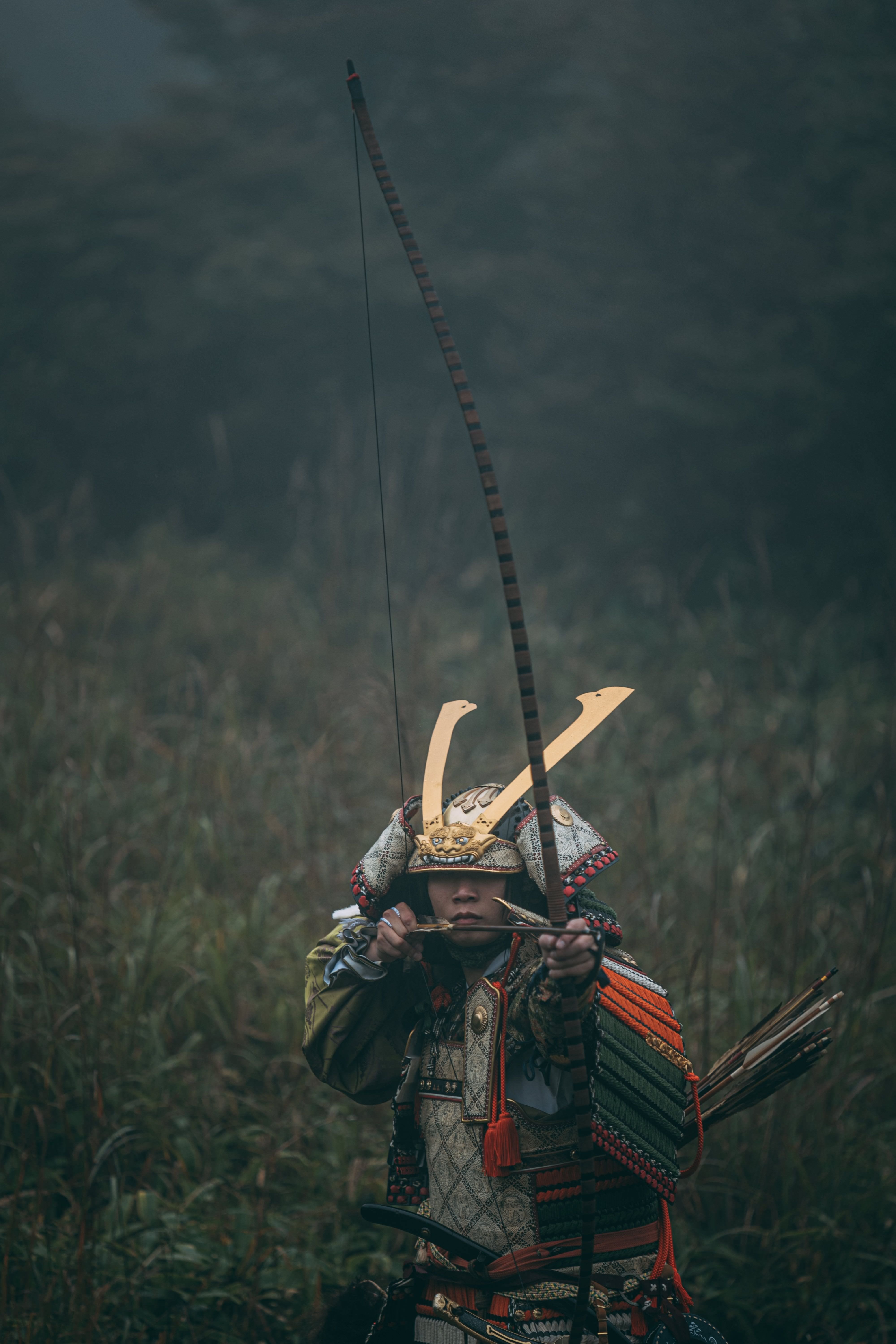 藪に隠れて弓を引き獲物を狙う武士の無料の写真素材 - ID.82165