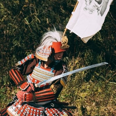 甲冑を纏い応戦する武士の写真