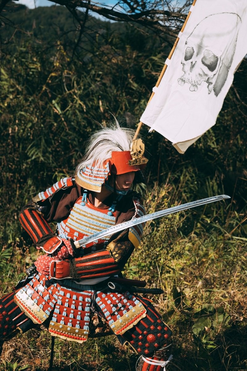 「甲冑を纏い応戦する武士」の写真［モデル：まーこ］