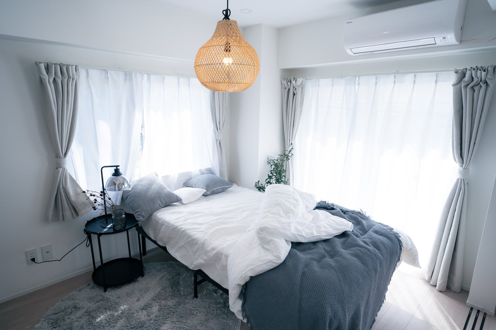 「自然光がたっぷり入る寝室の様子」の写真