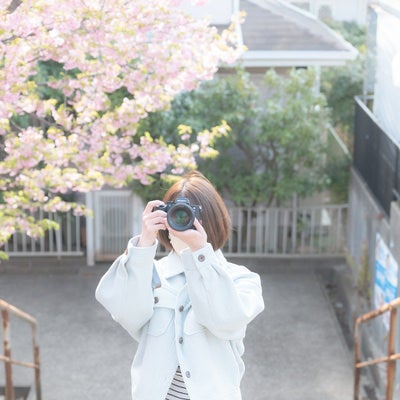 フォトウォークで桜を撮影する女性フォトグラファーの写真