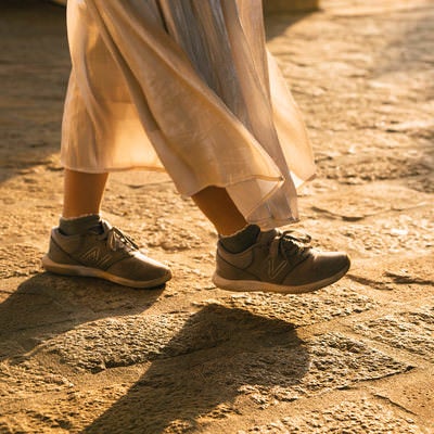 女性の足元から伸びる影の写真