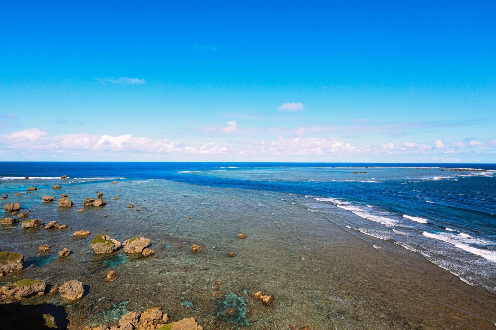 「平安名埼灯台から見える岩礁」の写真