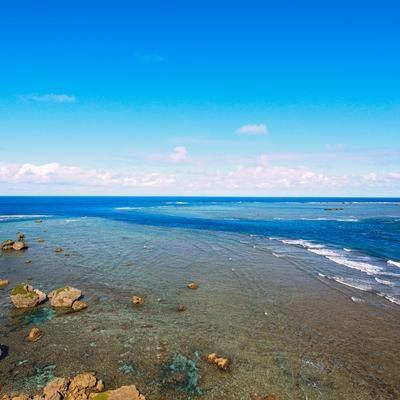平安名埼灯台から見える岩礁の写真