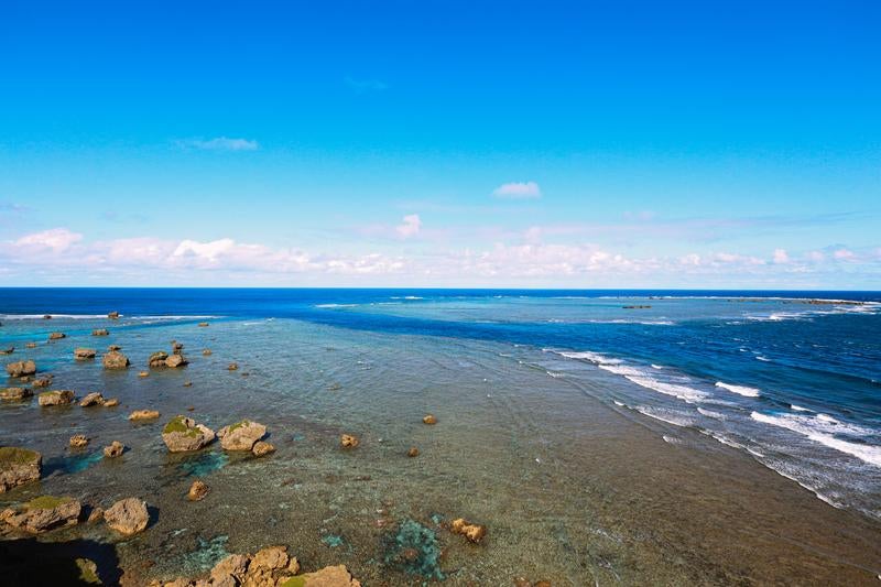 平安名埼灯台から見える岩礁の写真