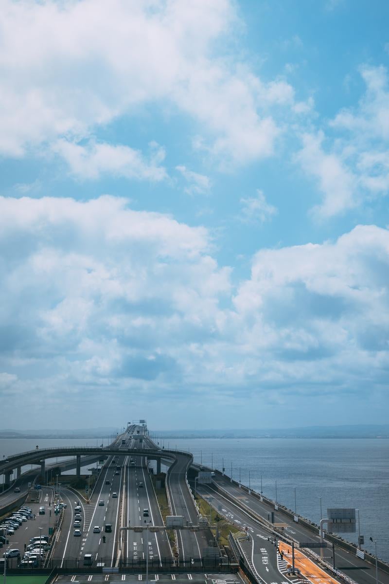 「海ほたる東展望デッキから眺める木更津方面の高速道路」の写真