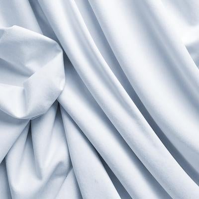 白いシルク生地の波打つテクスチャーと光と影の立体表現の写真