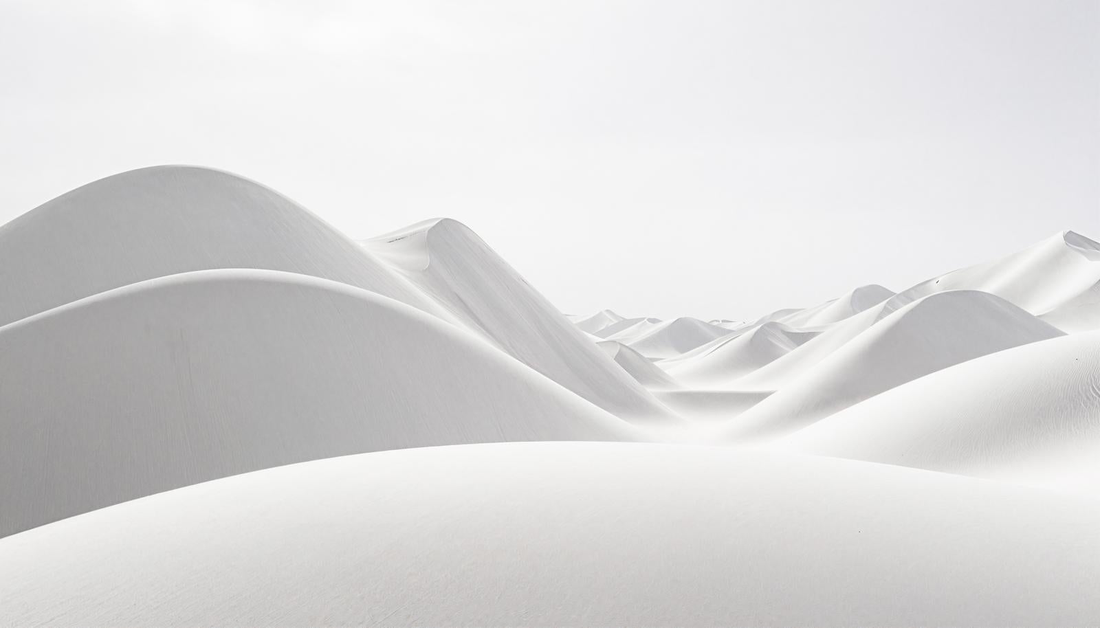白でなめらかに波打つ砂漠風の立体的な風景