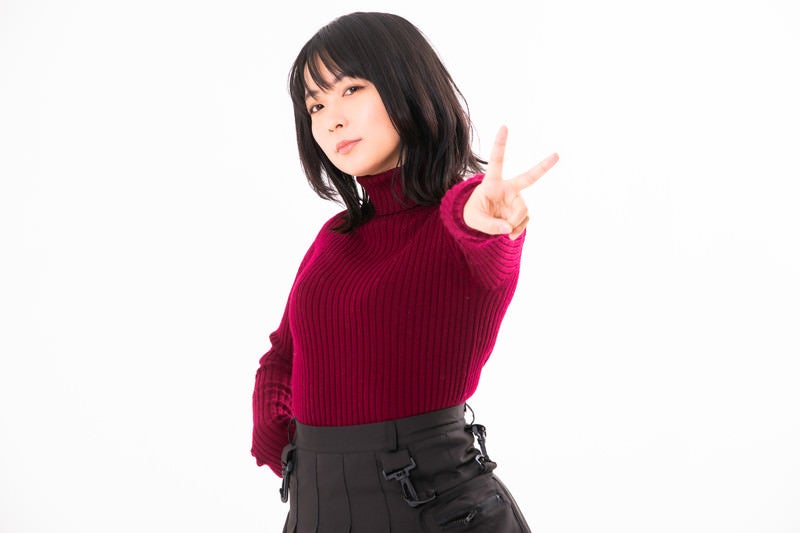 微笑みながらピースサインを送る女性の無料の写真素材 - ID.84749