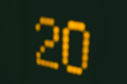 デジタル表示の数字の「20」の写真