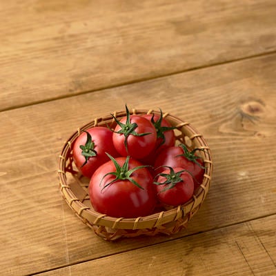 卓上の籠入りミニトマトの写真