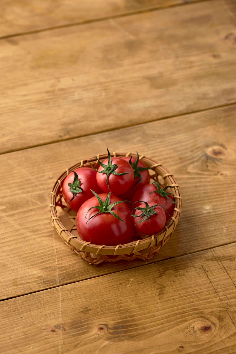 卓上の籠入りミニトマトの写真