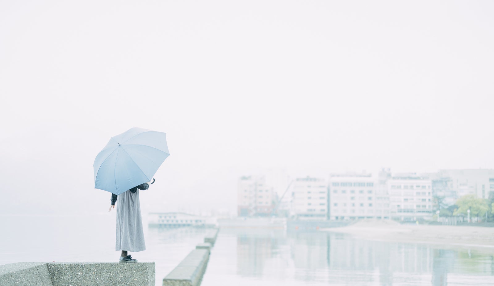 「海辺と雨傘」の写真［モデル：石投げて美奈代］