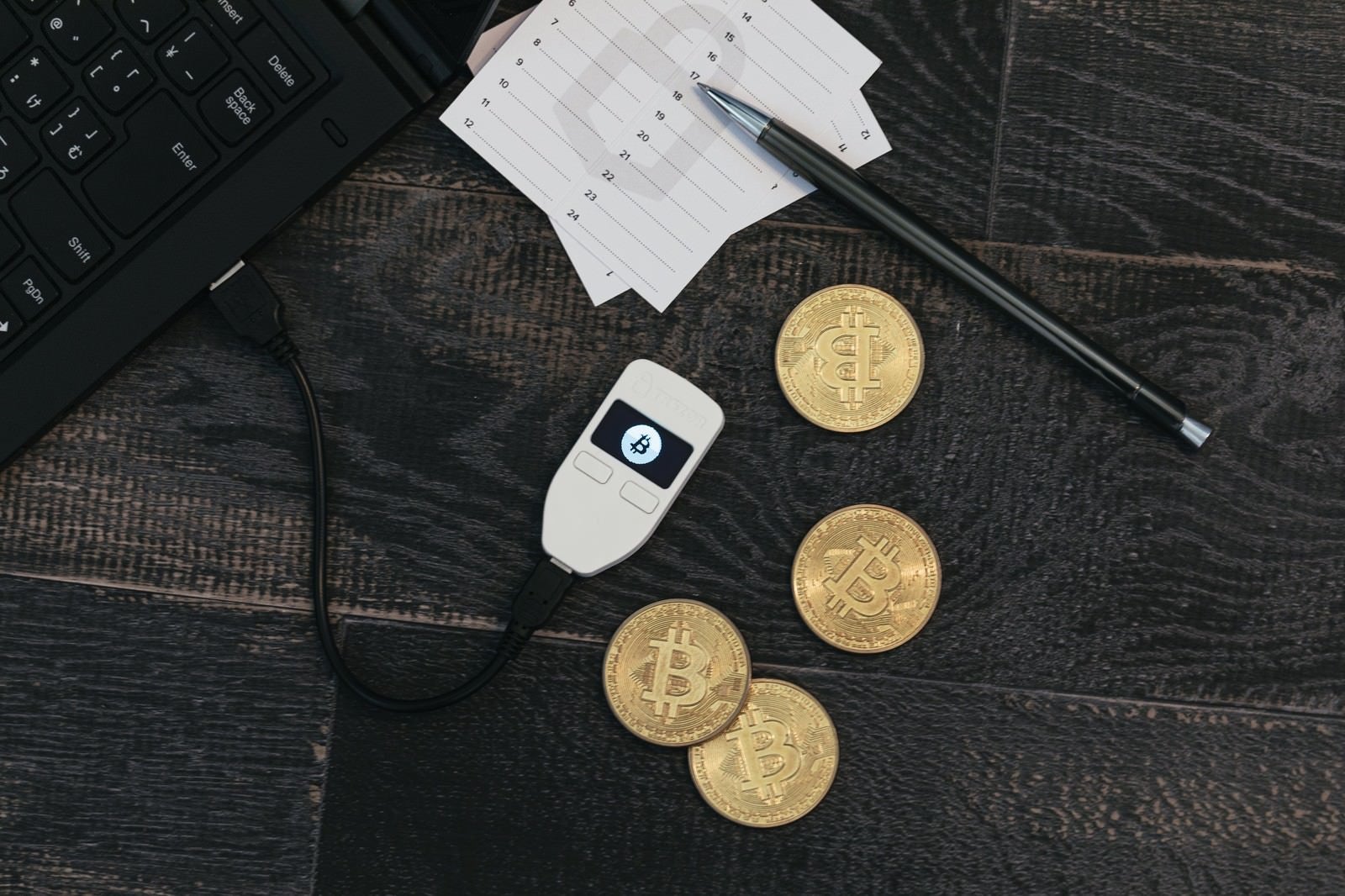 「ハードウェアウォレット（TREZOR）とビットコイン」の写真