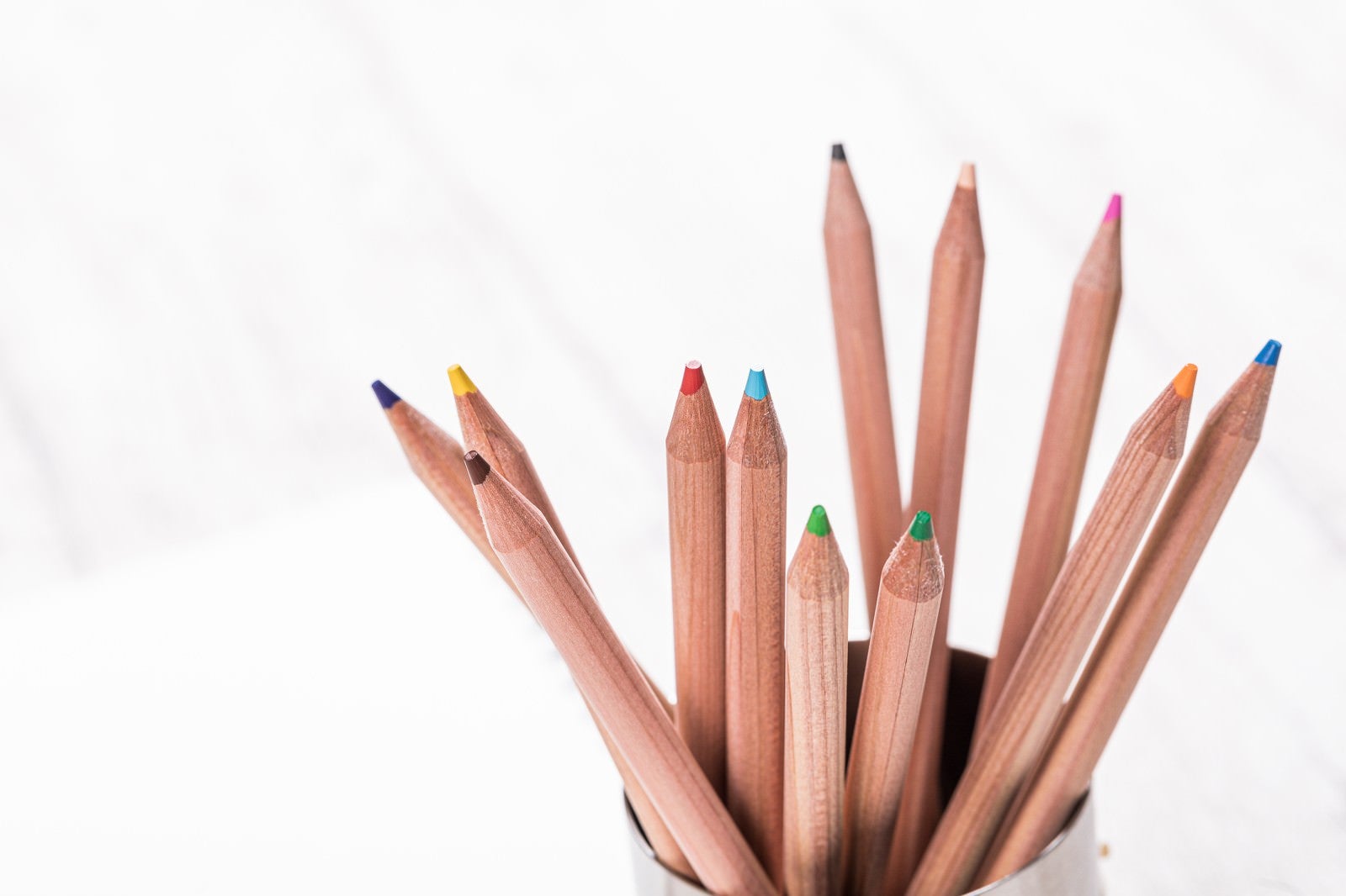 「鉛筆立てに収まった色鉛筆」の写真