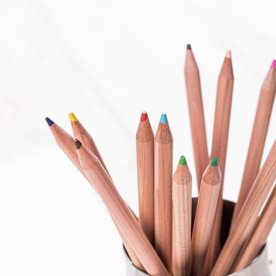 鉛筆立てに収まった色鉛筆の写真