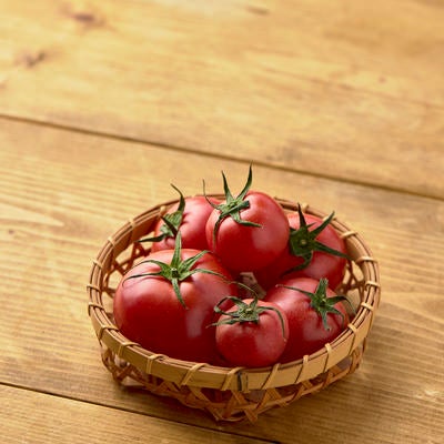 蔕の付いた籠入りミニトマトの写真
