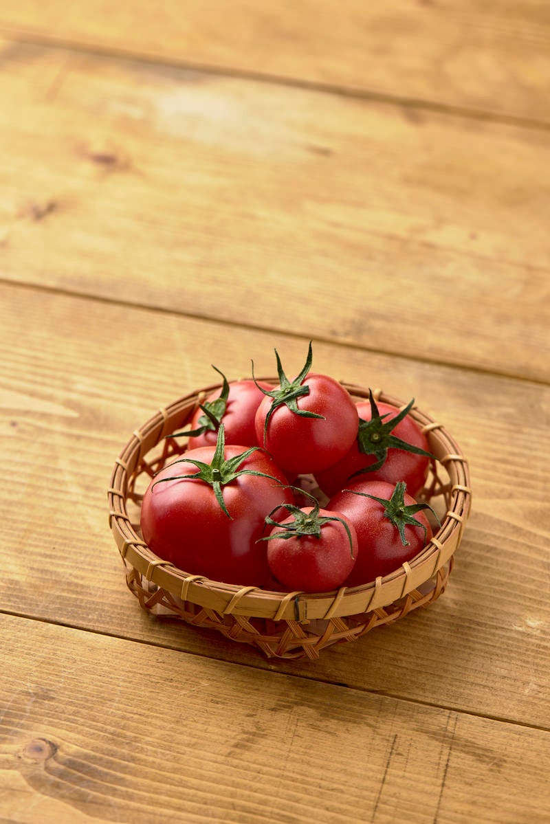 「蔕の付いた籠入りミニトマト」の写真