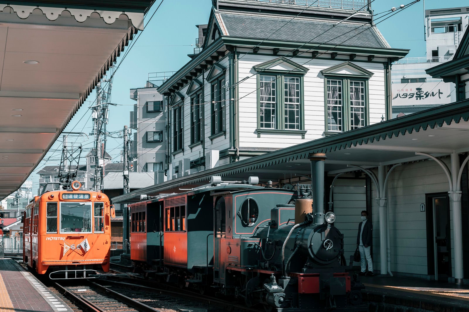 「駅に停車中の坊っちゃん列車」の写真