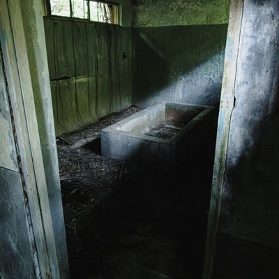 不気味な廃墟のバスルームの写真