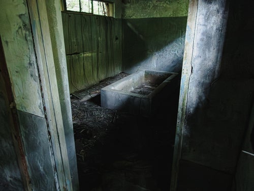 不気味な廃墟のバスルームの写真