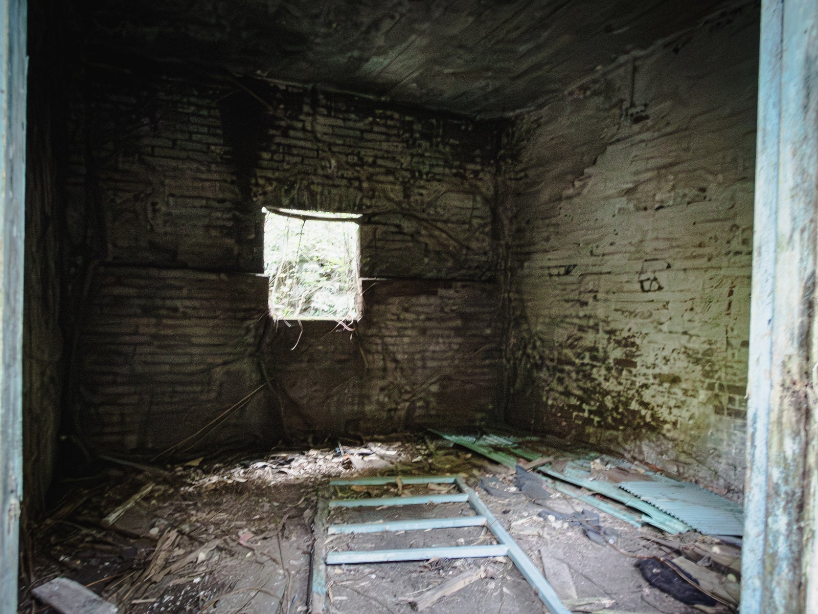 「ボロボロに崩れ落ちた部屋の窓」の写真