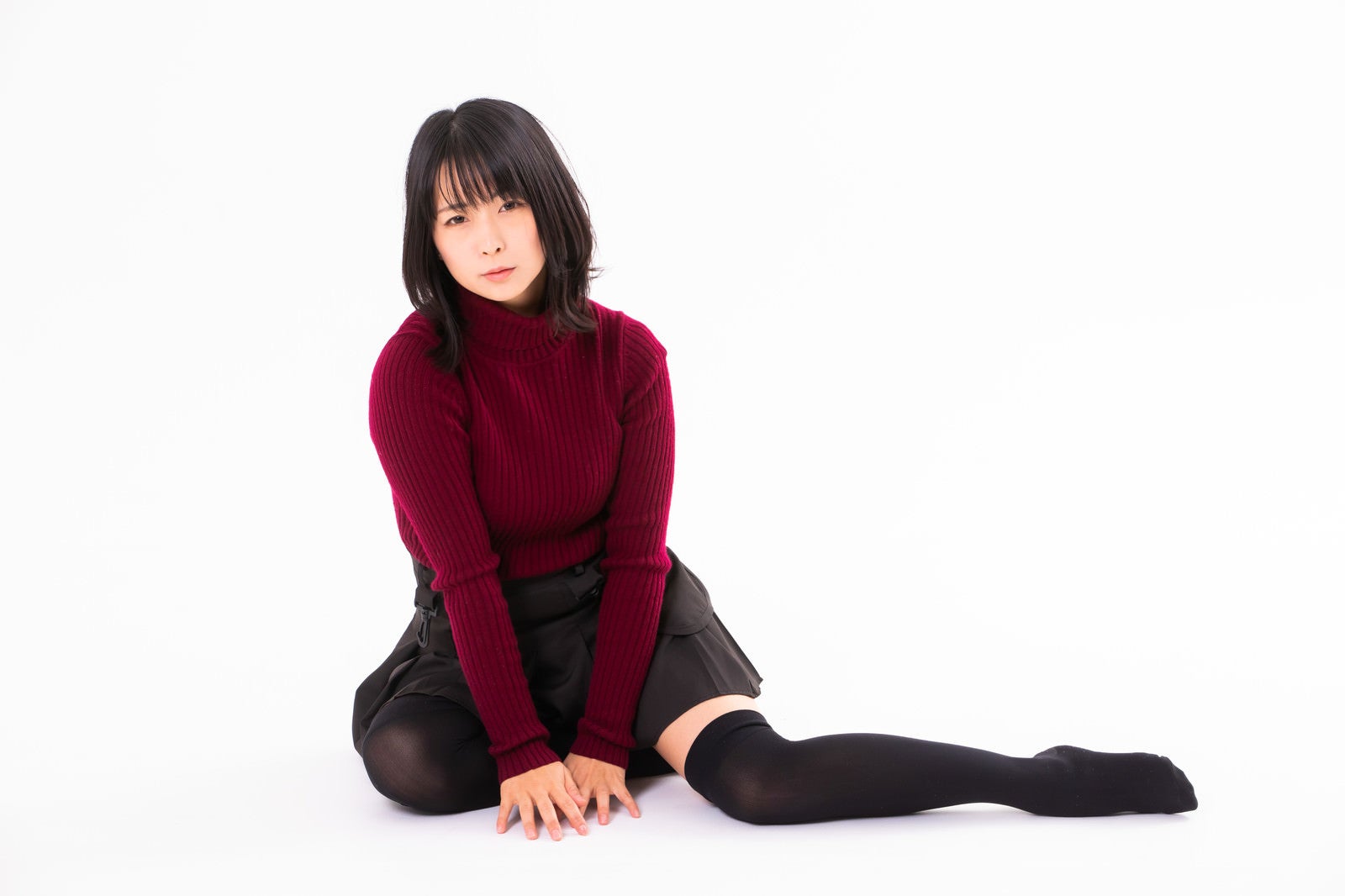 「横座りしながら片足だけ伸ばす女性」の写真［モデル：にゃるる］