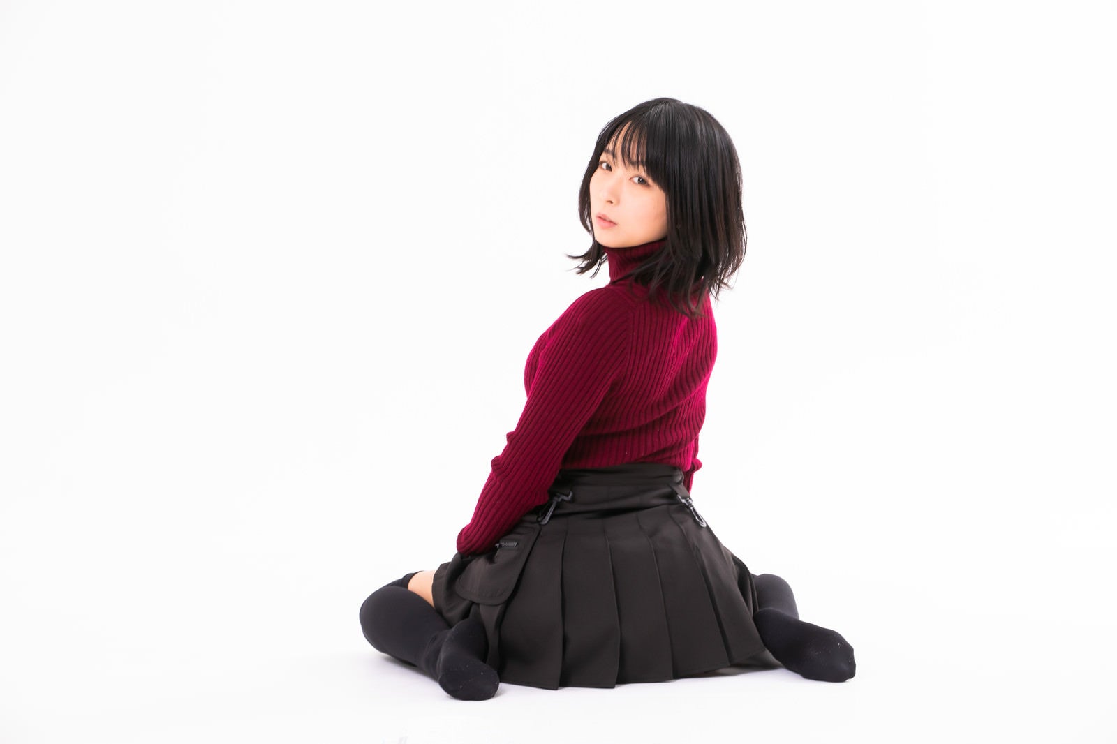 「床にペタンと座り込む女性」の写真［モデル：にゃるる］